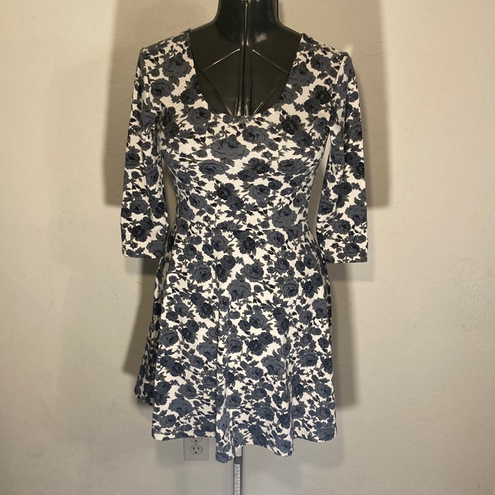 Tomsware White and Grey Floral Rose Dress